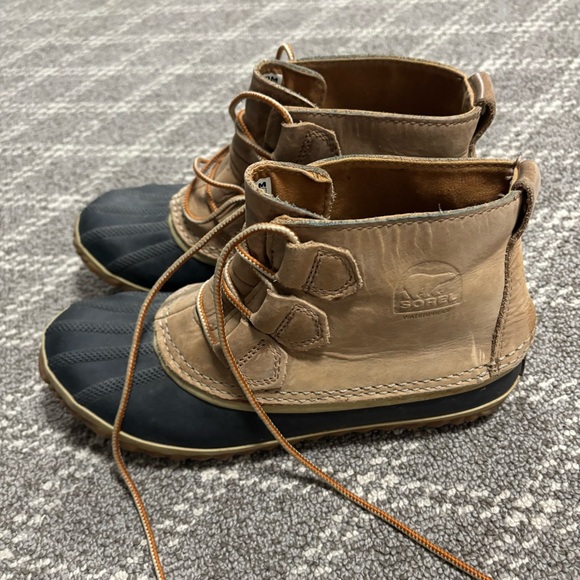 Sorel Out N About‎ size 7 Black Tan Leather Duck Rain Boots - Picture 1 of 7